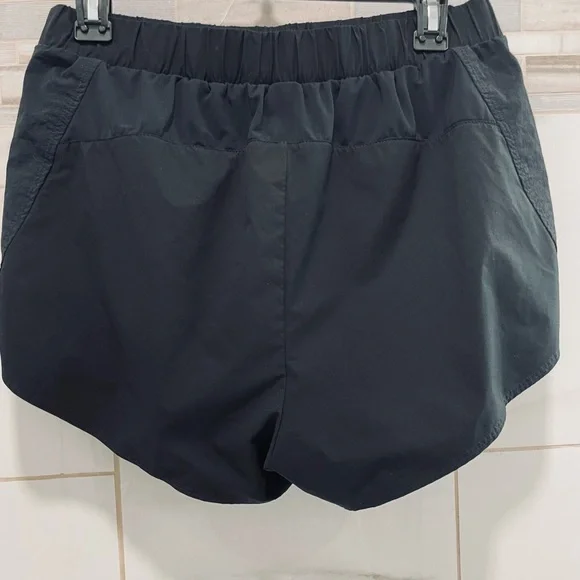 ALO Playmaker Dolphin Short zippered pockets - Picture 9 of 9